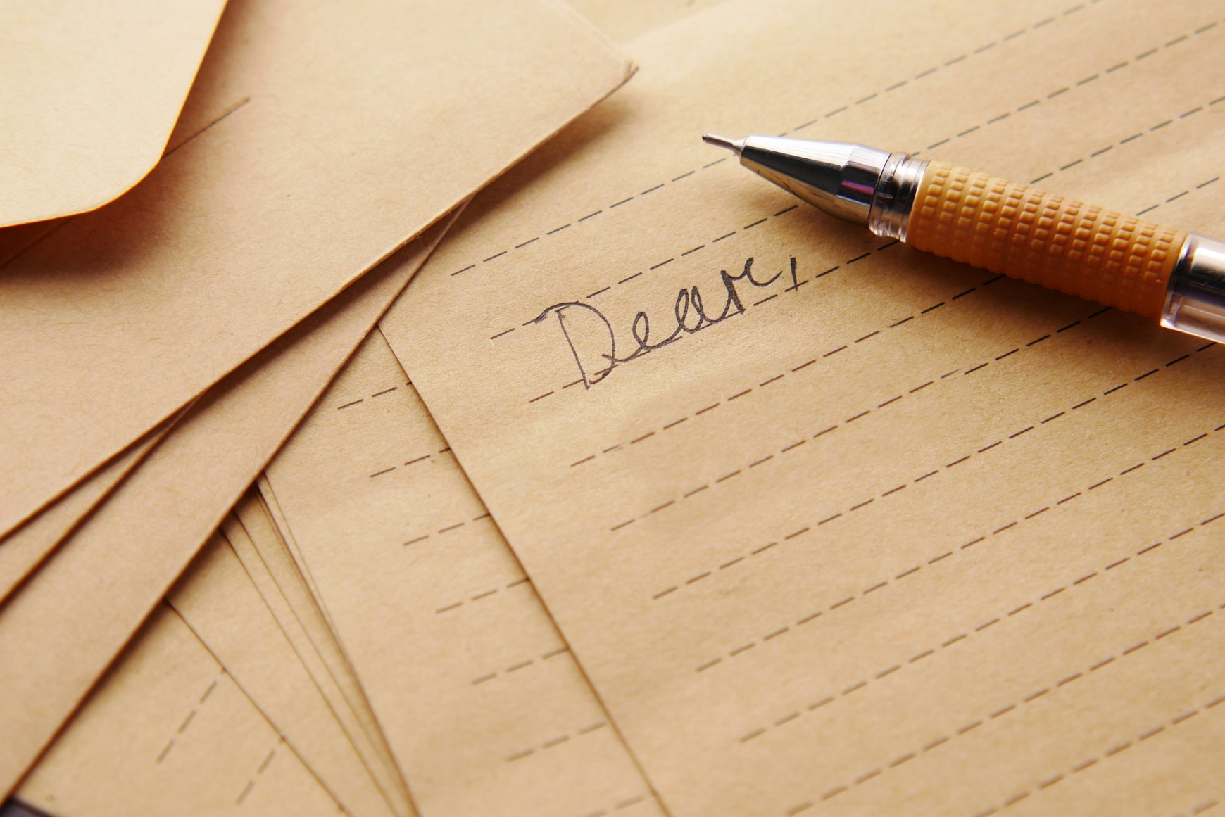 Wedding thank you note etiquette in 2026: is using AI okay?