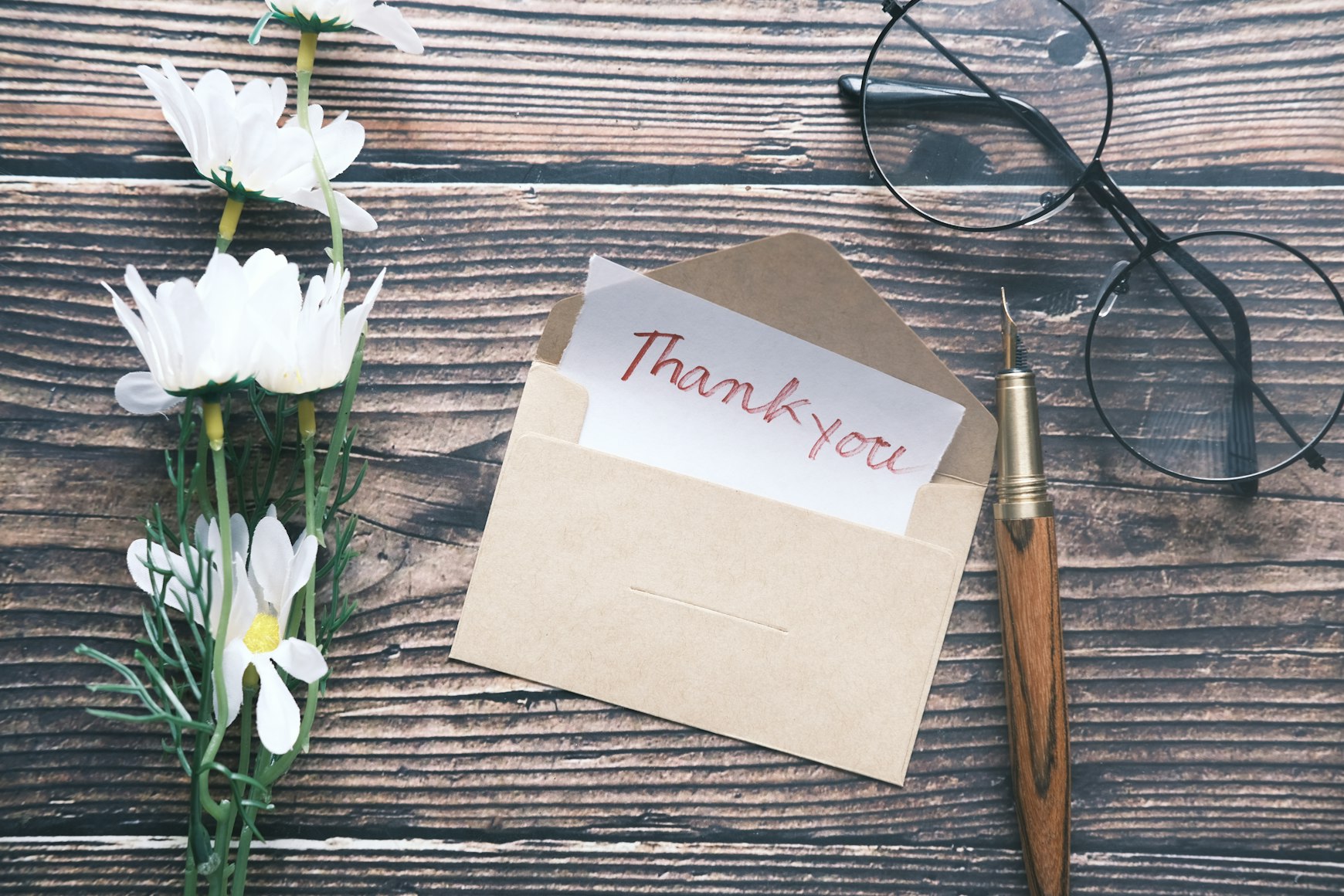 AI-assisted vs. handwritten from scratch: which thank-you notes do guests prefer?